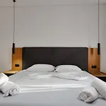 מלון Vola 4*