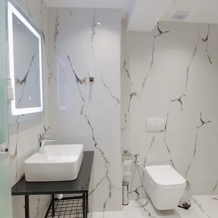 Vola Hotel 4*
